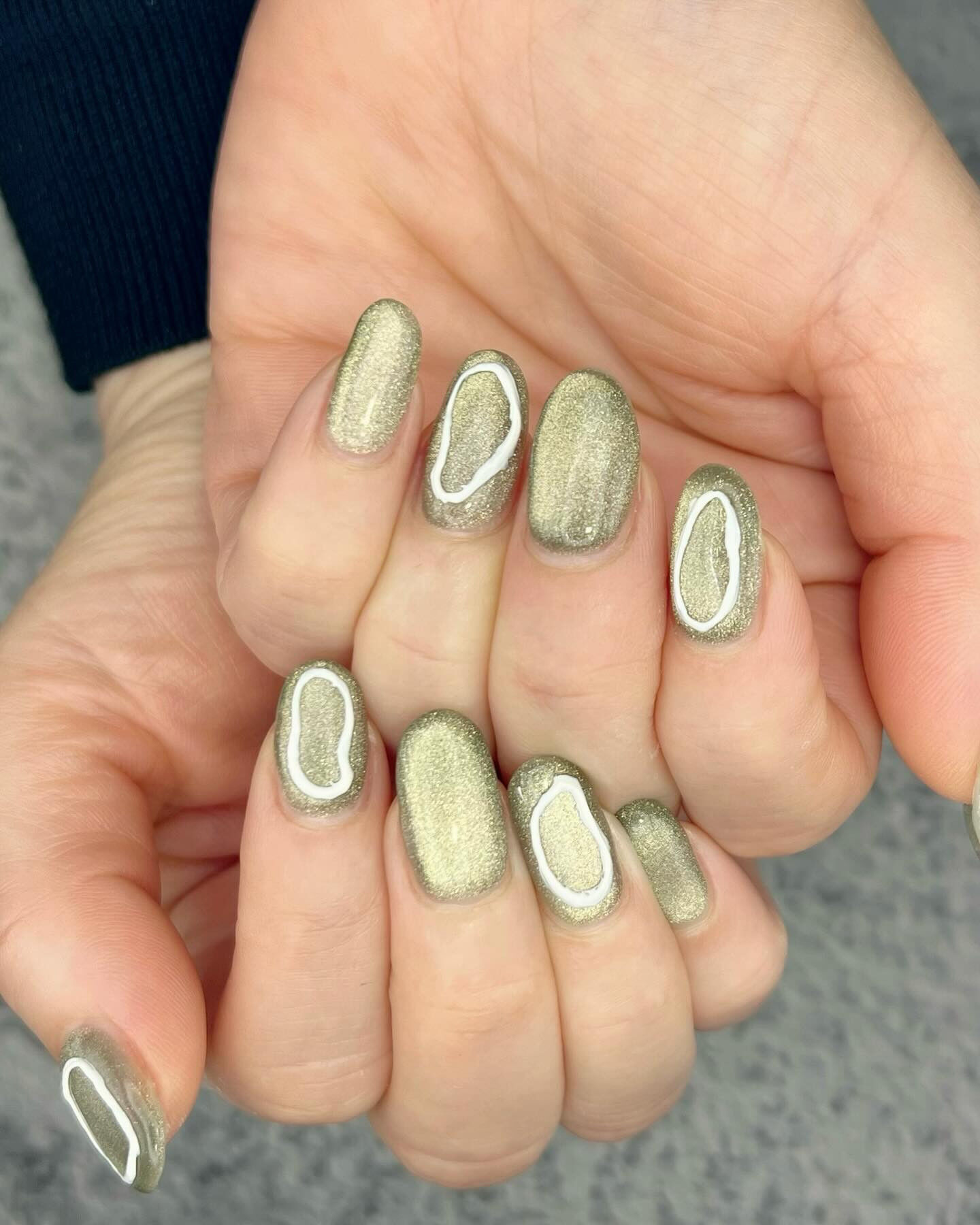 マグネットニュアンスネイルを施術させて頂きました😊