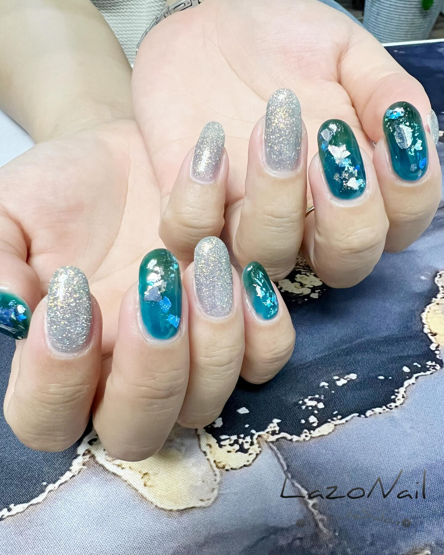 お客様と相談しながら夏っぽいネイルさせていただきました💅
