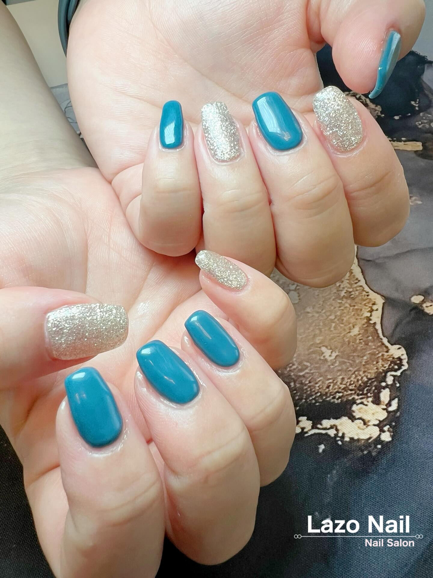 秋っぽいブルー＆ラメネイルをさせていただきました💅