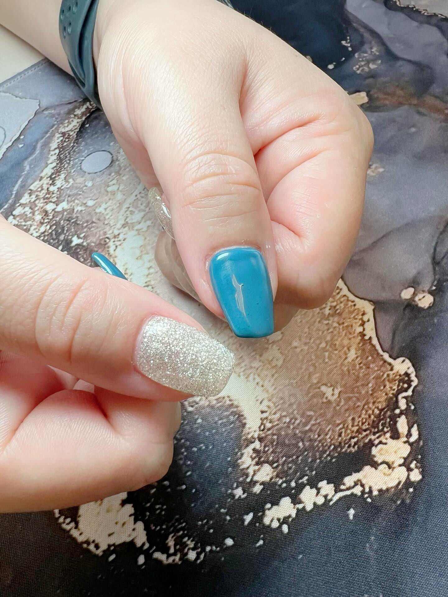 秋っぽいブルー＆ラメネイルをさせていただきました💅