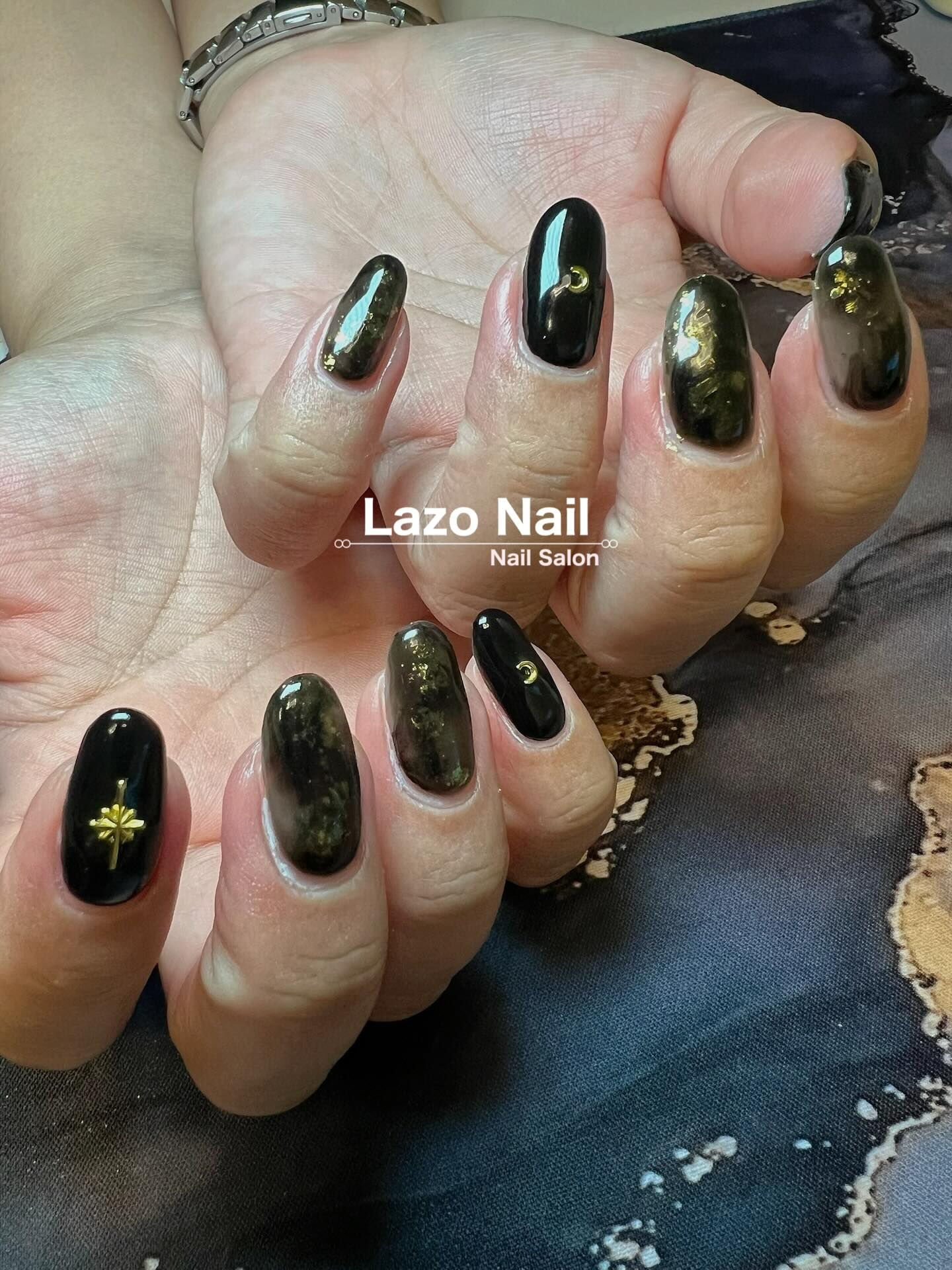 ブラック&ゴールド色指定でお任せネイルさせていただきました💅