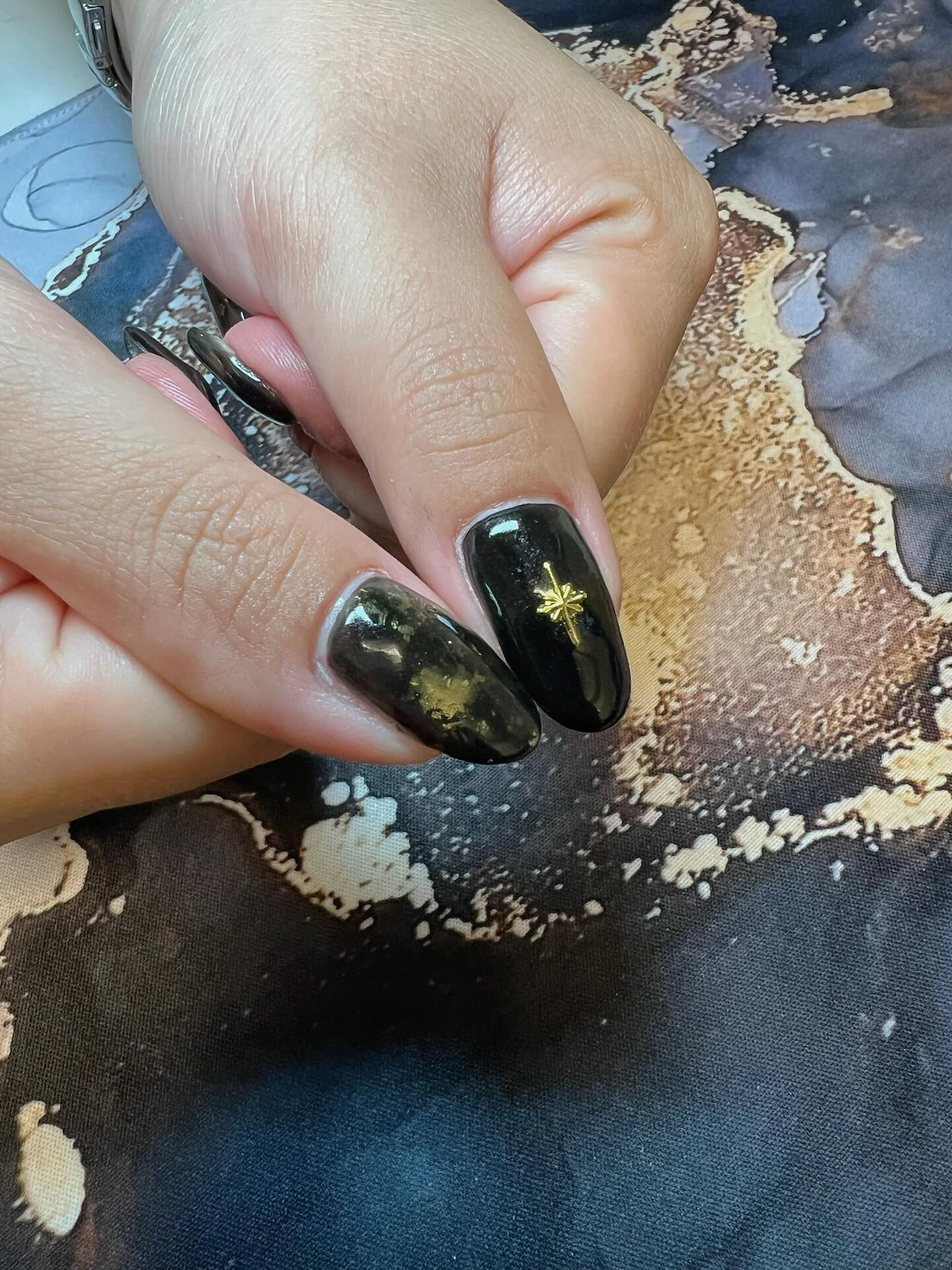 ブラック&ゴールド色指定でお任せネイルさせていただきました💅