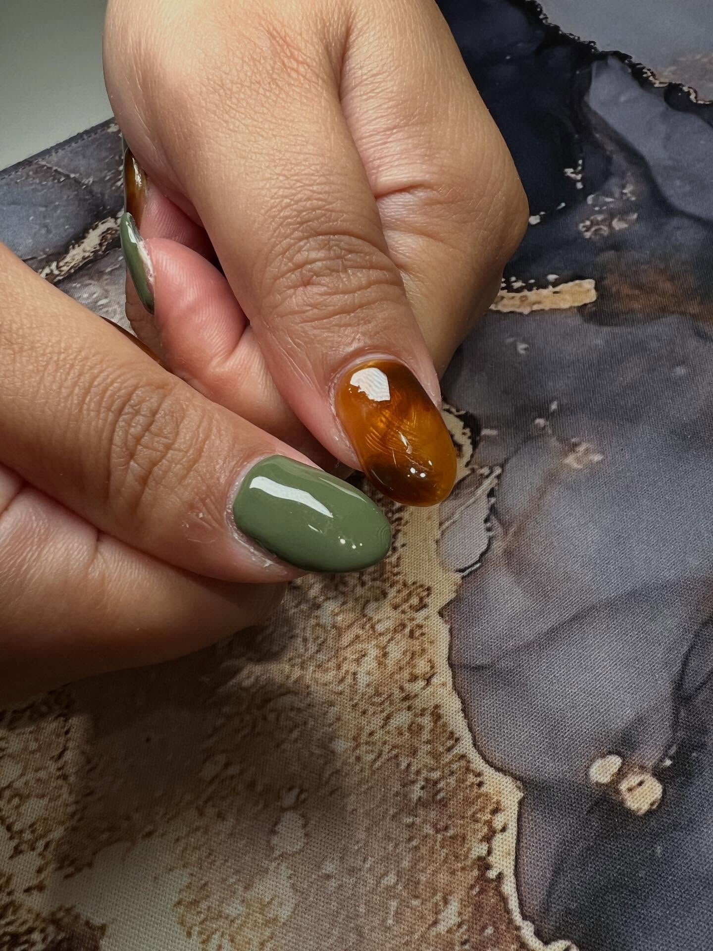 ワンカラー&べっ甲ネイルさせていただきました💅
