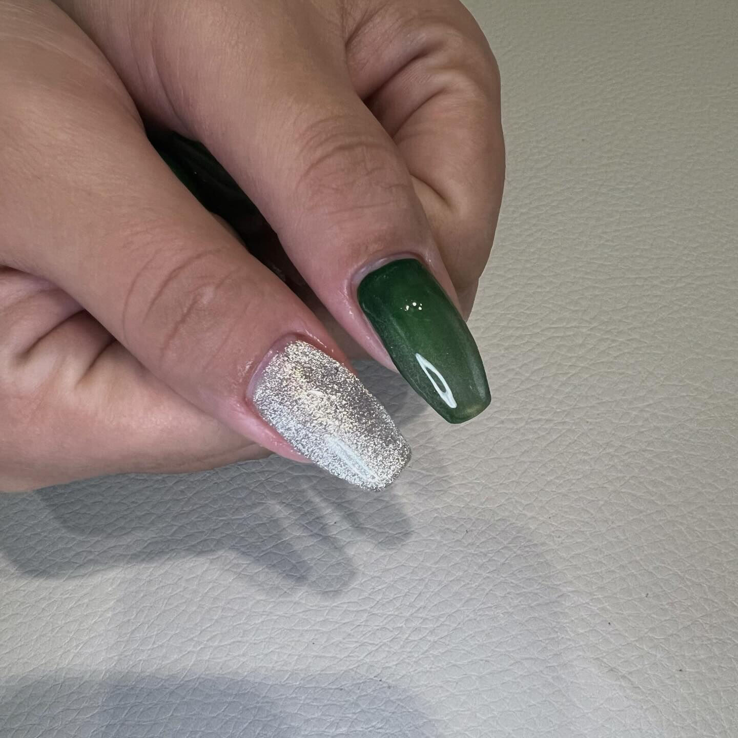 ダークグリーンSimpleマグネイルさせていただきました💅