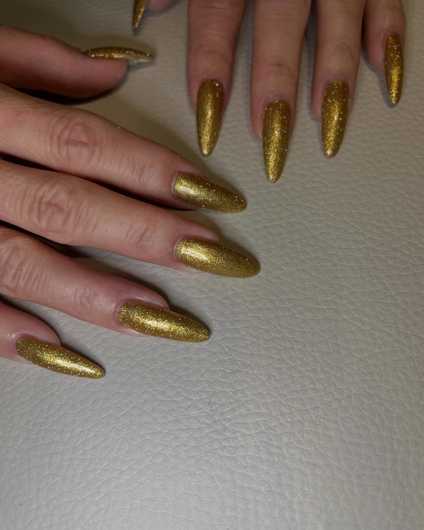 ジェル長さだしゴールドネイルさせていただきました💅