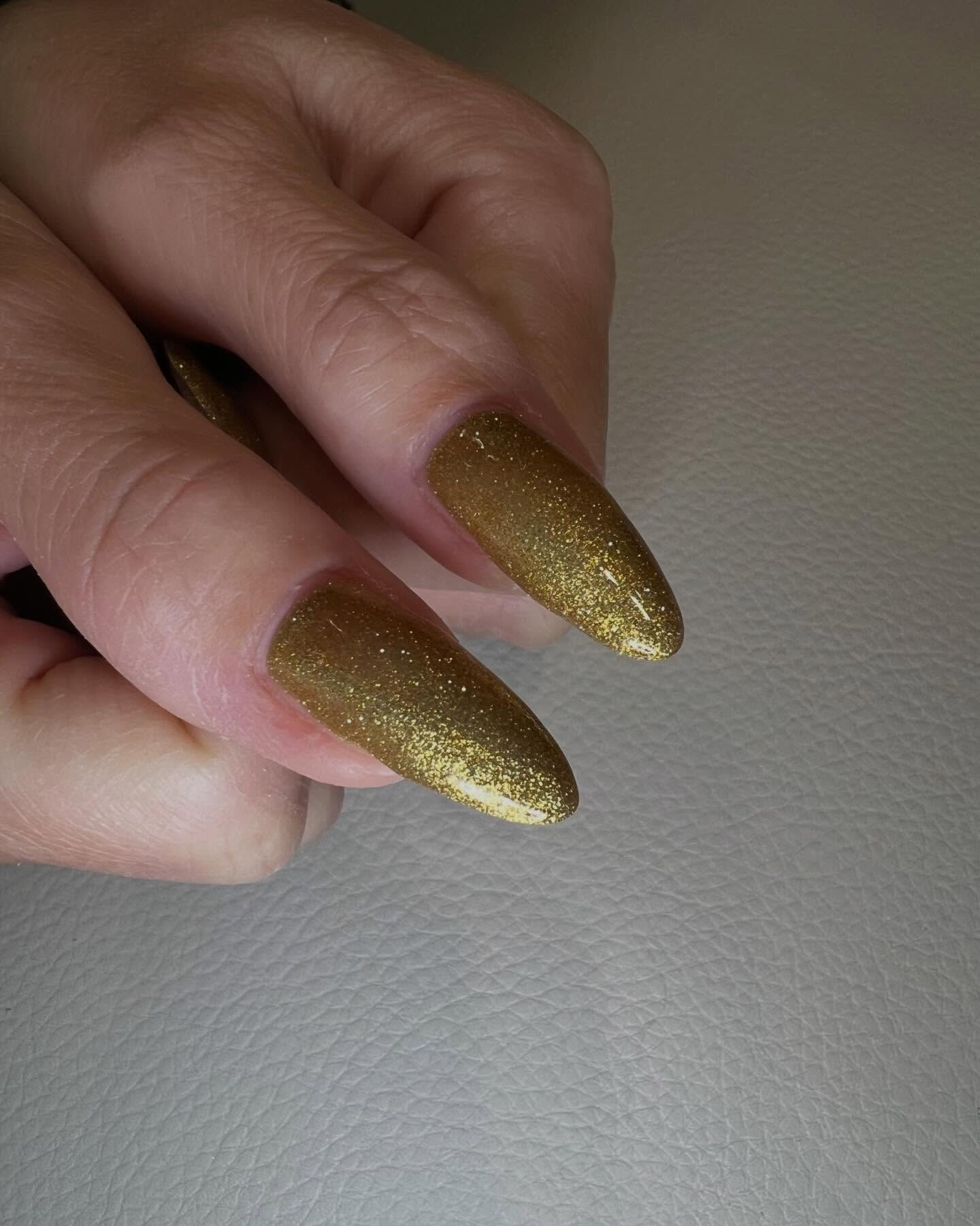 ジェル長さだしゴールドネイルさせていただきました💅