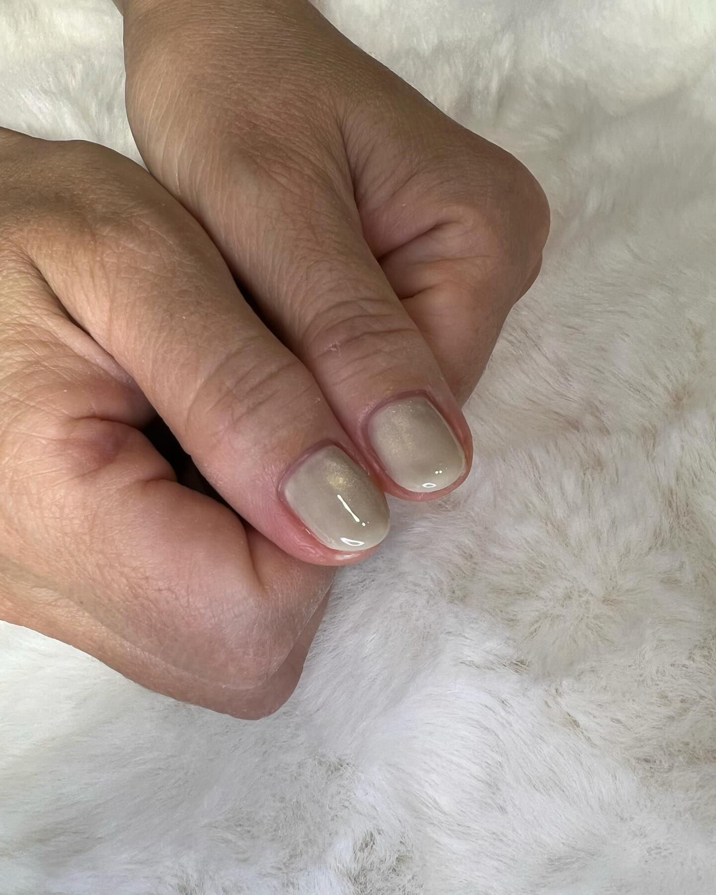 ワンカラーの上にクリアマグさせていただきました💅