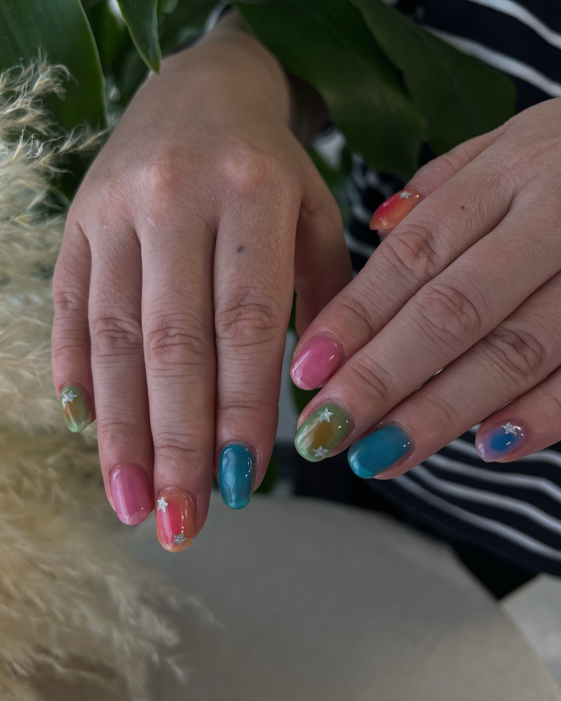 カラフルな色合わせで、指先から気分まで明るく🌈✨